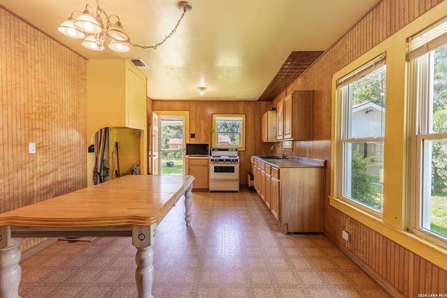 963 Bismark, Seguin, TX 78155