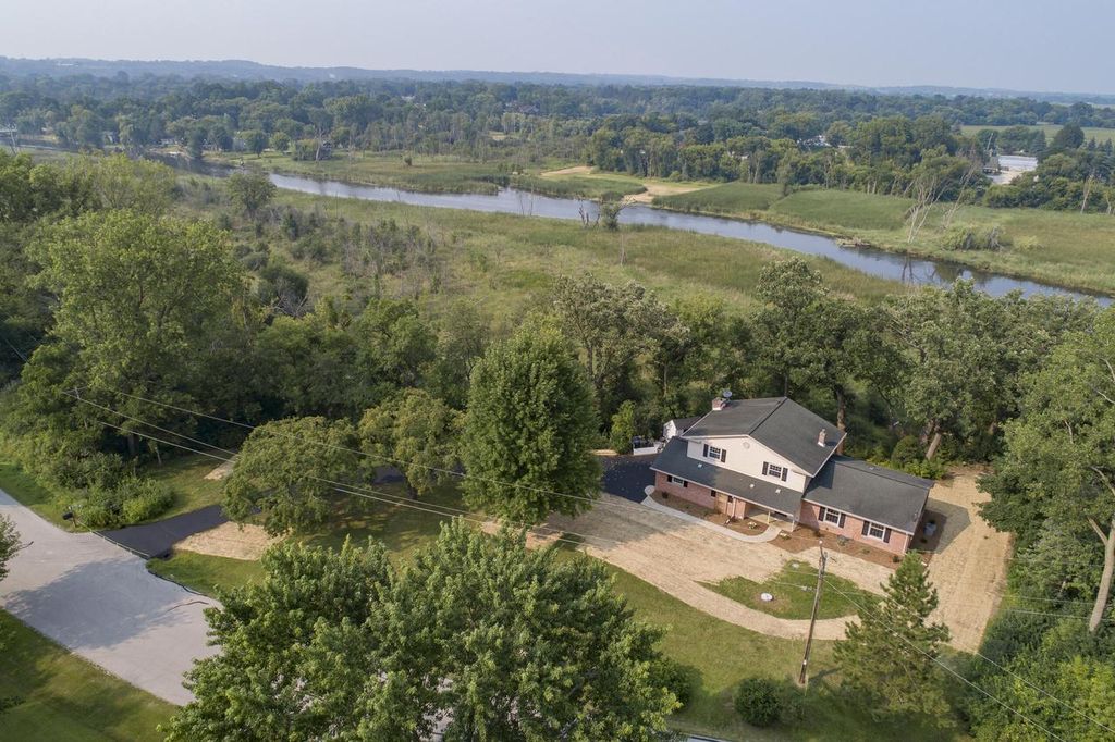 S95W23000 River Oaks DRIVE, Big Bend, WI 53103