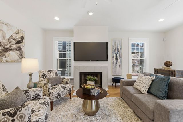 4701 S Woodlawn Avenue, Chicago, IL 60615