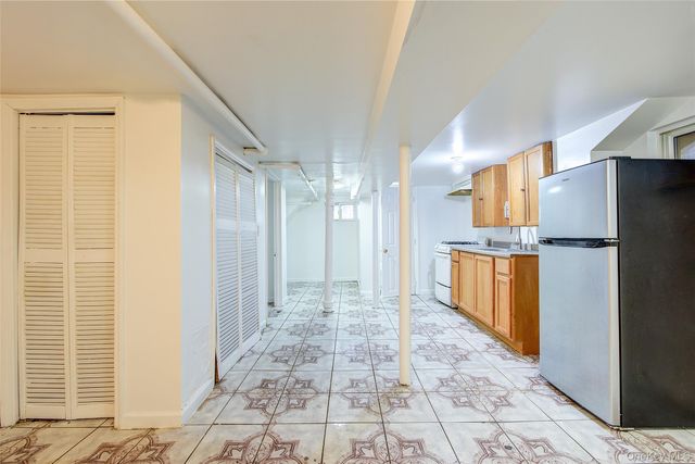 9056 184th Place, Hollis, NY 11423