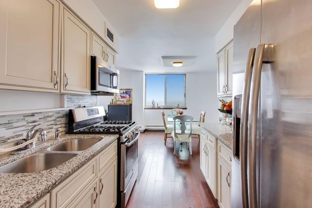 40 N Tower Road 16N, Oak Brook, IL 60523