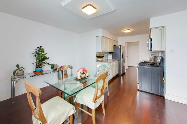 40 N Tower Road 16N, Oak Brook, IL 60523