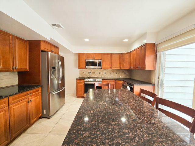 64 Middleneck Road, Roslyn, NY 11576