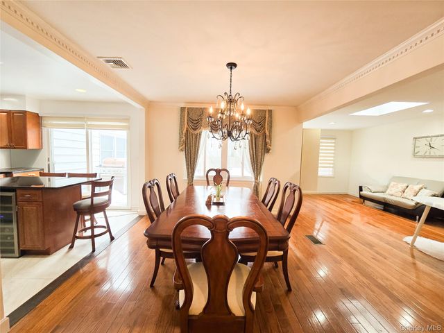 64 Middleneck Road, Roslyn, NY 11576