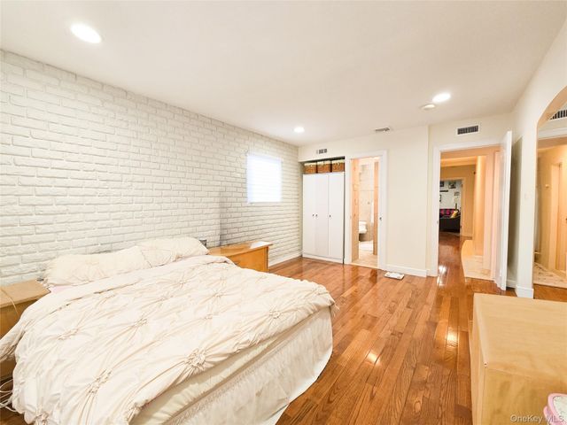 64 Middleneck Road, Roslyn, NY 11576