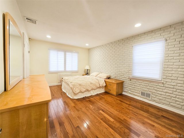 64 Middleneck Road, Roslyn, NY 11576