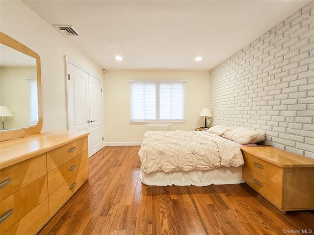 64 Middleneck Road, Roslyn, NY 11576