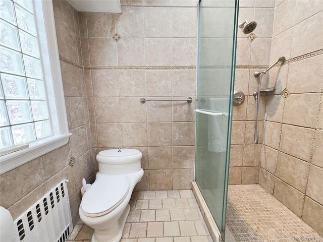 64 Middleneck Road, Roslyn, NY 11576