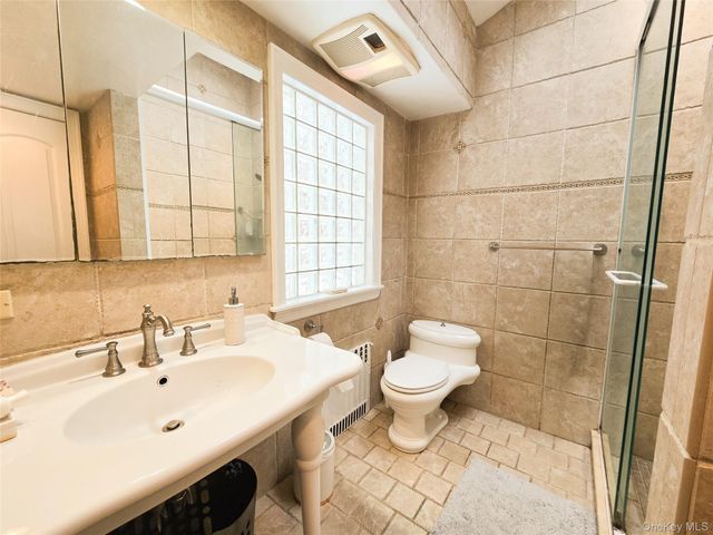 64 Middleneck Road, Roslyn, NY 11576