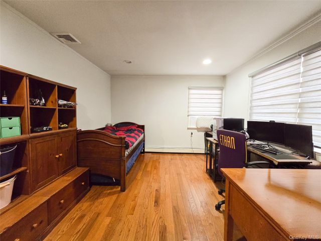 64 Middleneck Road, Roslyn, NY 11576