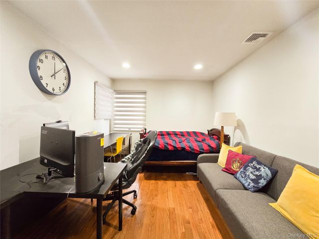 64 Middleneck Road, Roslyn, NY 11576