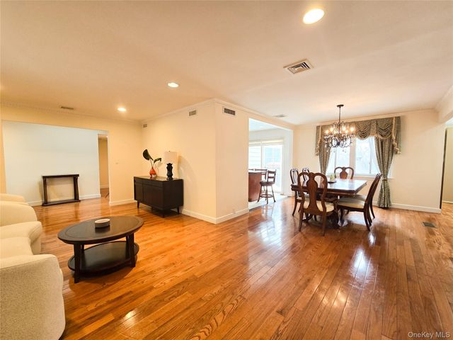 64 Middleneck Road, Roslyn, NY 11576