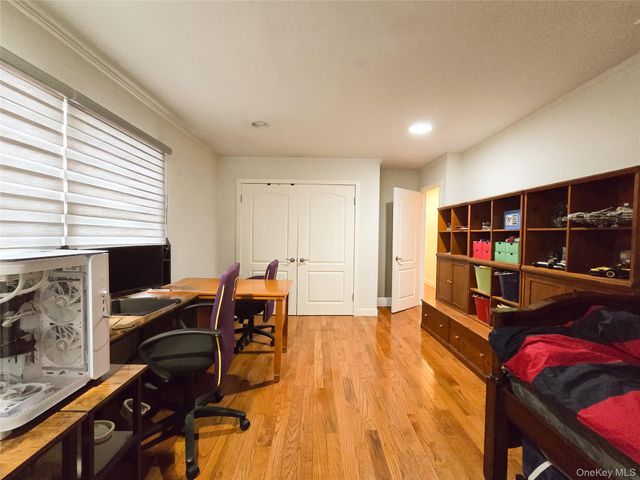 64 Middleneck Road, Roslyn, NY 11576