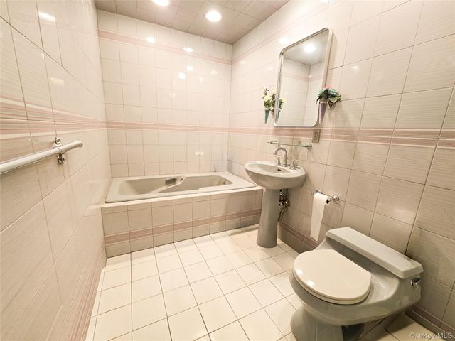 64 Middleneck Road, Roslyn, NY 11576