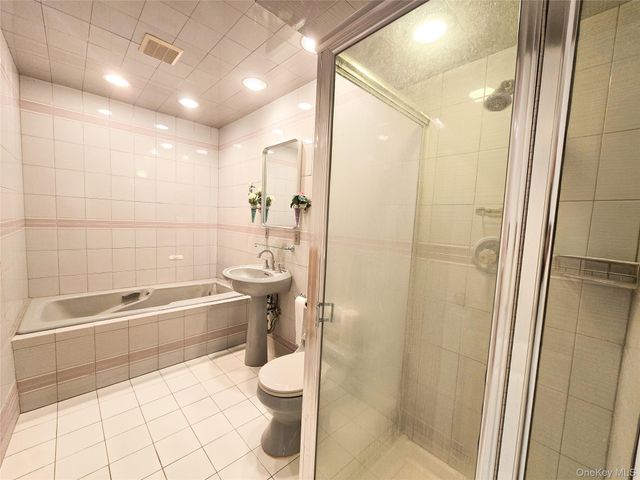 64 Middleneck Road, Roslyn, NY 11576