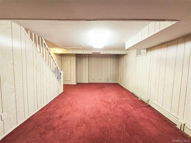 64 Middleneck Road, Roslyn, NY 11576