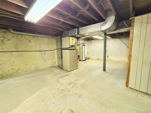 64 Middleneck Road, Roslyn, NY 11576