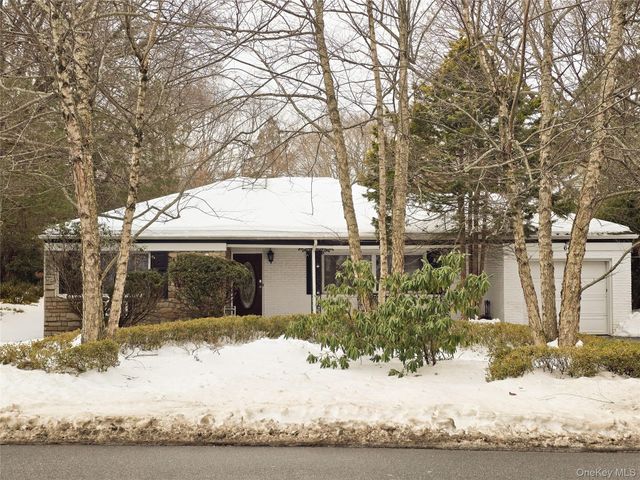 64 Middleneck Road, Roslyn, NY 11576