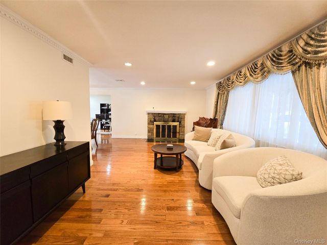 64 Middleneck Road, Roslyn, NY 11576