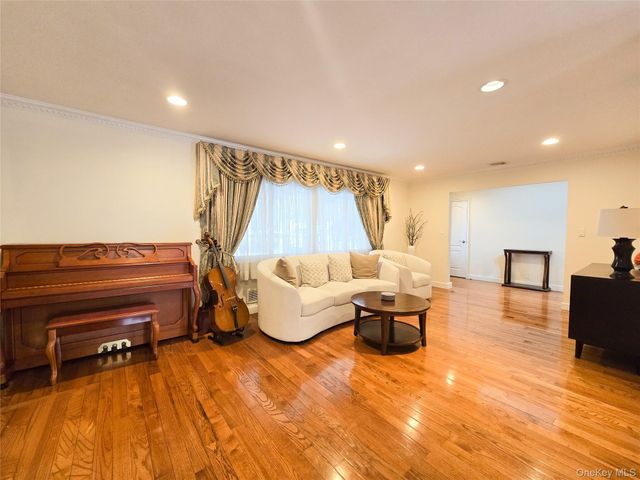 64 Middleneck Road, Roslyn, NY 11576