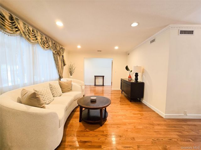 64 Middleneck Road, Roslyn, NY 11576