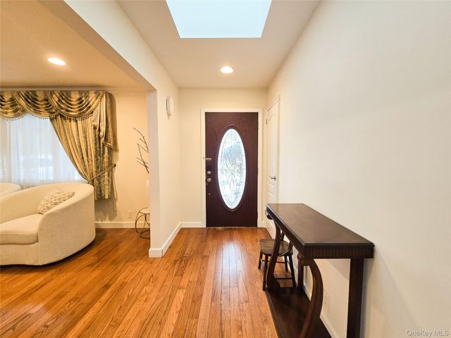 64 Middleneck Road, Roslyn, NY 11576