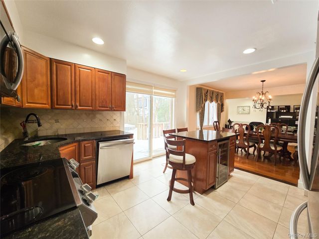 64 Middleneck Road, Roslyn, NY 11576