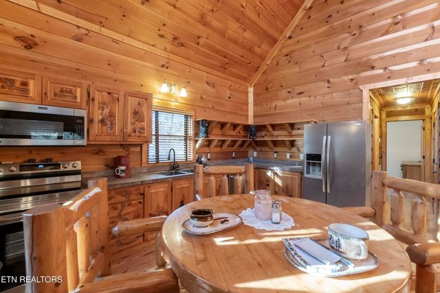1107 Momma Bear Way, Sevierville, TN 37876