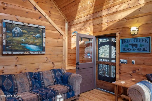 1107 Momma Bear Way, Sevierville, TN 37876