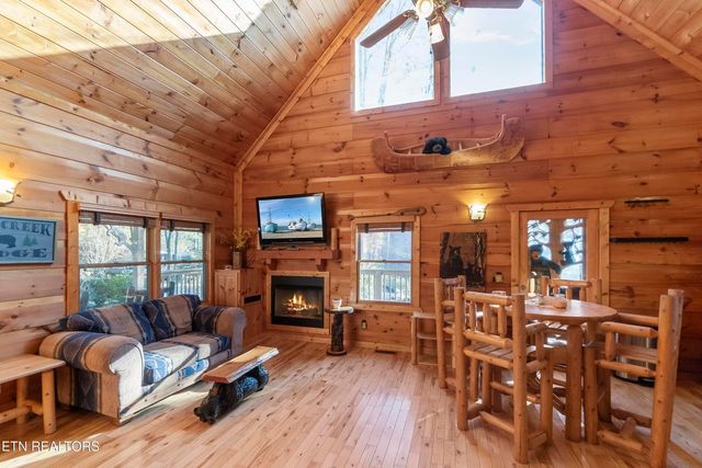 1107 Momma Bear Way, Sevierville, TN 37876