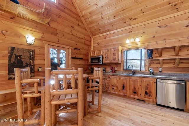 1107 Momma Bear Way, Sevierville, TN 37876