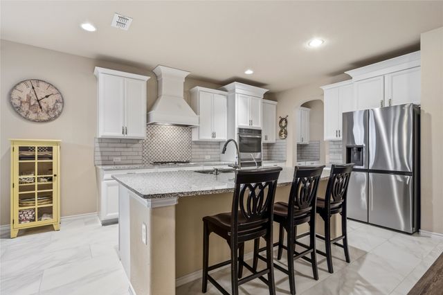 921 Viburnum Drive, Fort Worth, TX 76131