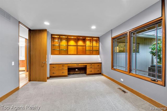 5760 SNOWSHOE Circle, Bloomfield Charter Township, MI 48301