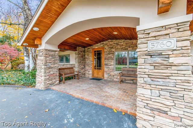5760 SNOWSHOE Circle, Bloomfield Charter Township, MI 48301