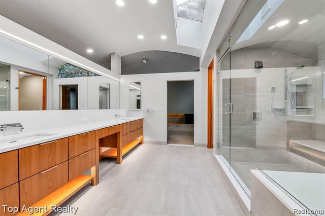 5760 SNOWSHOE Circle, Bloomfield Charter Township, MI 48301