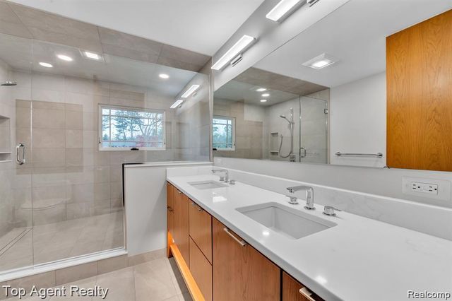 5760 SNOWSHOE Circle, Bloomfield Charter Township, MI 48301