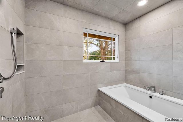 5760 SNOWSHOE Circle, Bloomfield Charter Township, MI 48301
