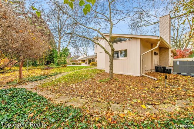 5760 SNOWSHOE Circle, Bloomfield Charter Township, MI 48301