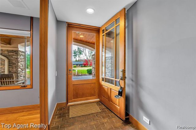 5760 SNOWSHOE Circle, Bloomfield Charter Township, MI 48301
