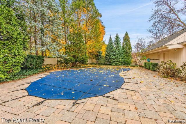 5760 SNOWSHOE Circle, Bloomfield Charter Township, MI 48301