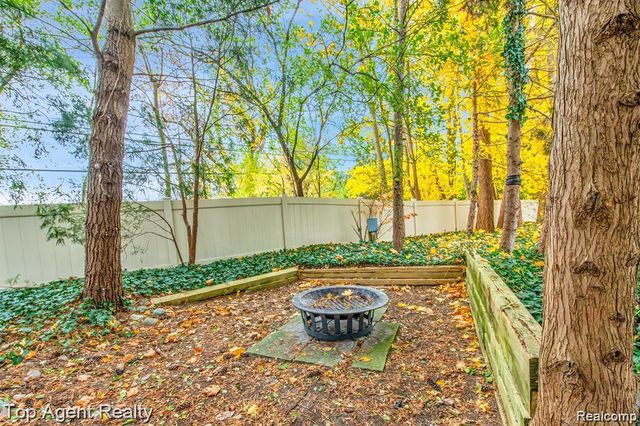 5760 SNOWSHOE Circle, Bloomfield Charter Township, MI 48301