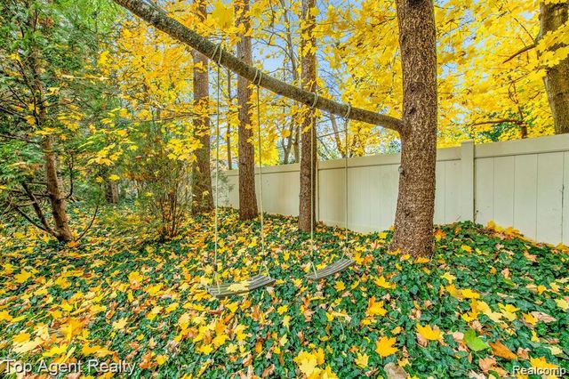 5760 SNOWSHOE Circle, Bloomfield Charter Township, MI 48301
