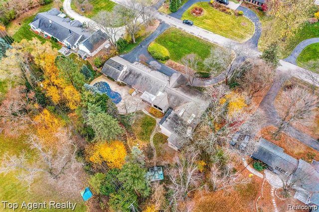 5760 SNOWSHOE Circle, Bloomfield Charter Township, MI 48301
