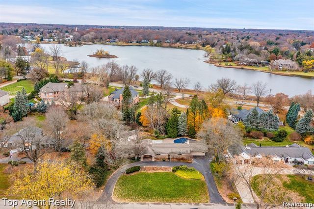 5760 SNOWSHOE Circle, Bloomfield Charter Township, MI 48301
