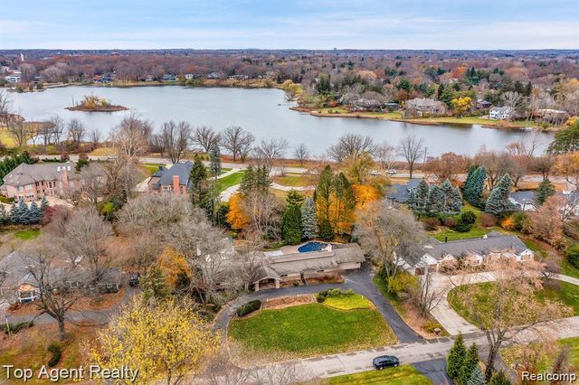 5760 SNOWSHOE Circle, Bloomfield Charter Township, MI 48301
