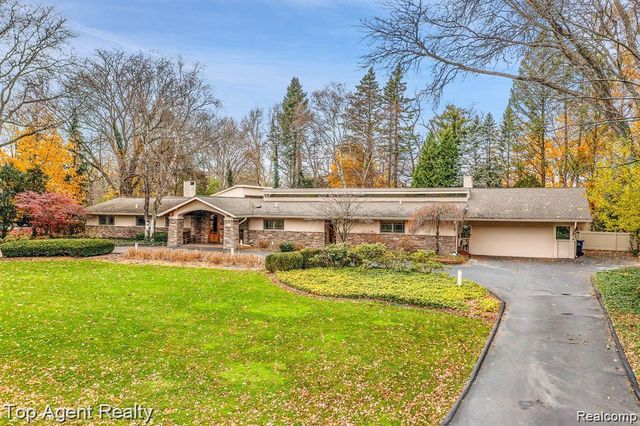 5760 SNOWSHOE Circle, Bloomfield Charter Township, MI 48301