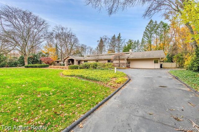 5760 SNOWSHOE Circle, Bloomfield Charter Township, MI 48301