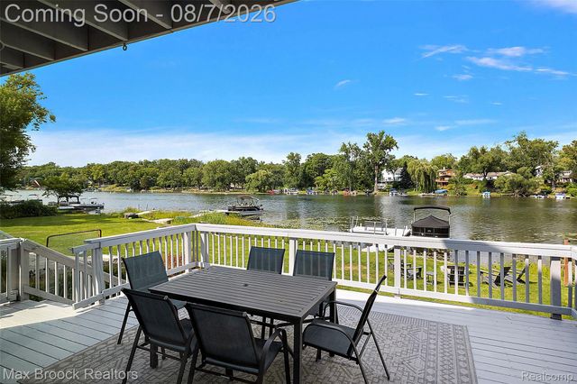 6896 Colony Drive, West Bloomfield Charter Township, MI 48323