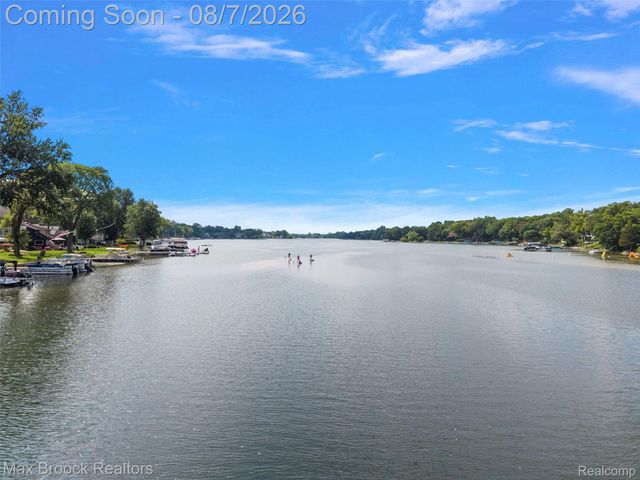 6896 Colony Drive, West Bloomfield Charter Township, MI 48323