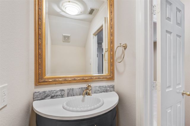 1007 W Bluff Street, Fort Worth, TX 76102